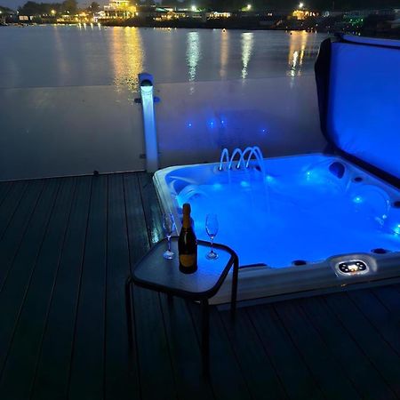 Lakeside Holiday Home With Hot Tub Tattershall Esterno foto
