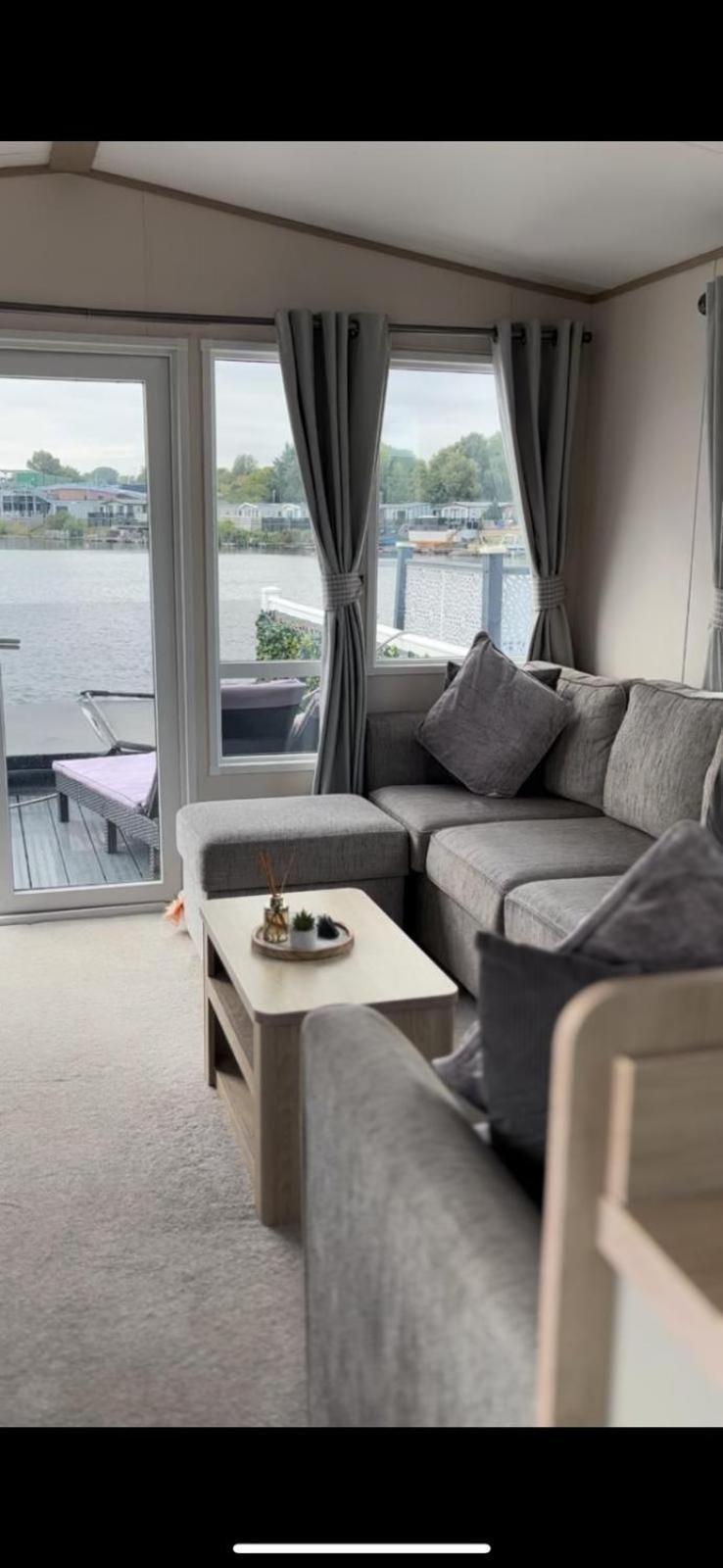 Lakeside Holiday Home With Hot Tub Tattershall Esterno foto
