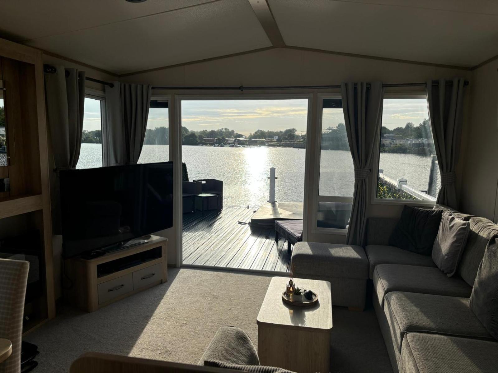 Lakeside Holiday Home With Hot Tub Tattershall Esterno foto