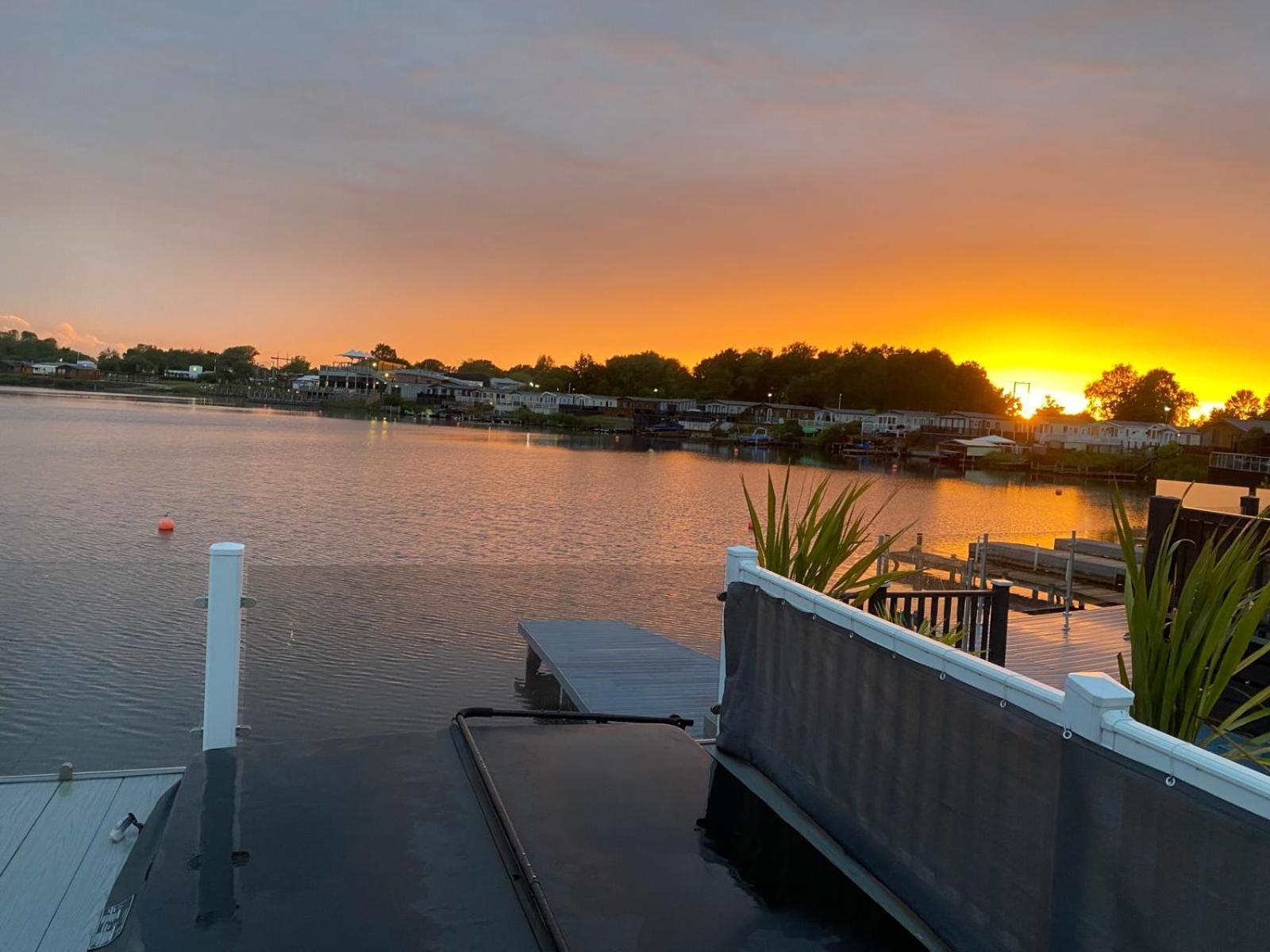 Lakeside Holiday Home With Hot Tub Tattershall Esterno foto