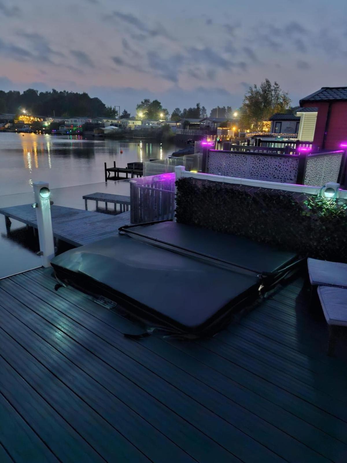 Lakeside Holiday Home With Hot Tub Tattershall Esterno foto