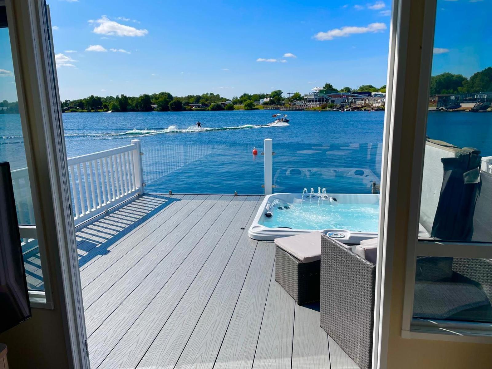 Lakeside Holiday Home With Hot Tub Tattershall Esterno foto