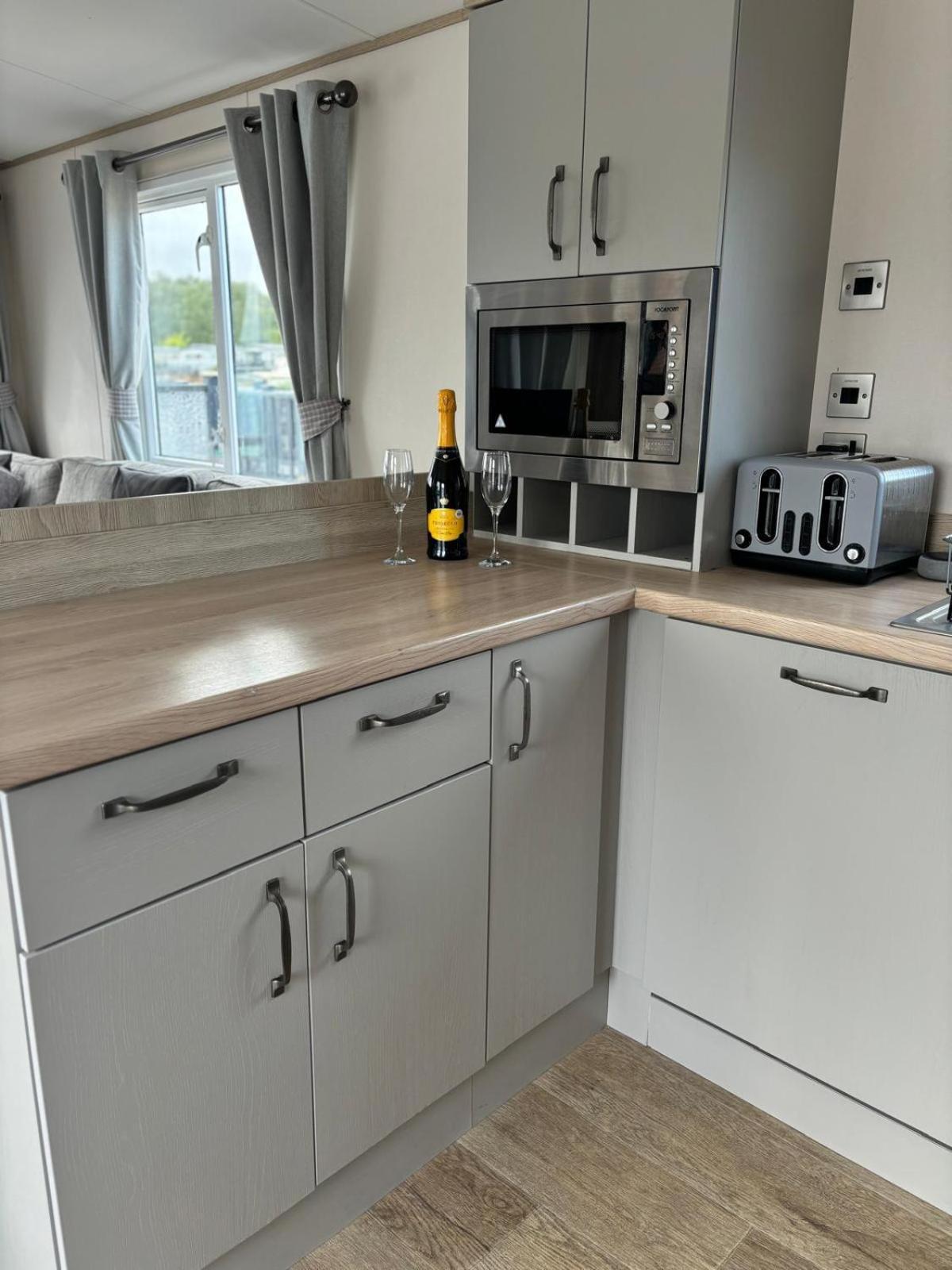 Lakeside Holiday Home With Hot Tub Tattershall Esterno foto