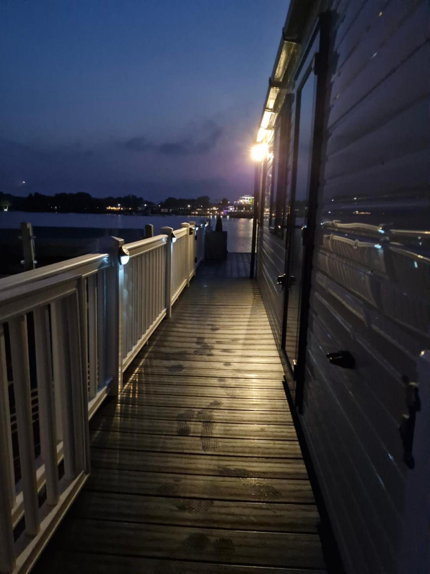 Lakeside Holiday Home With Hot Tub Tattershall Esterno foto