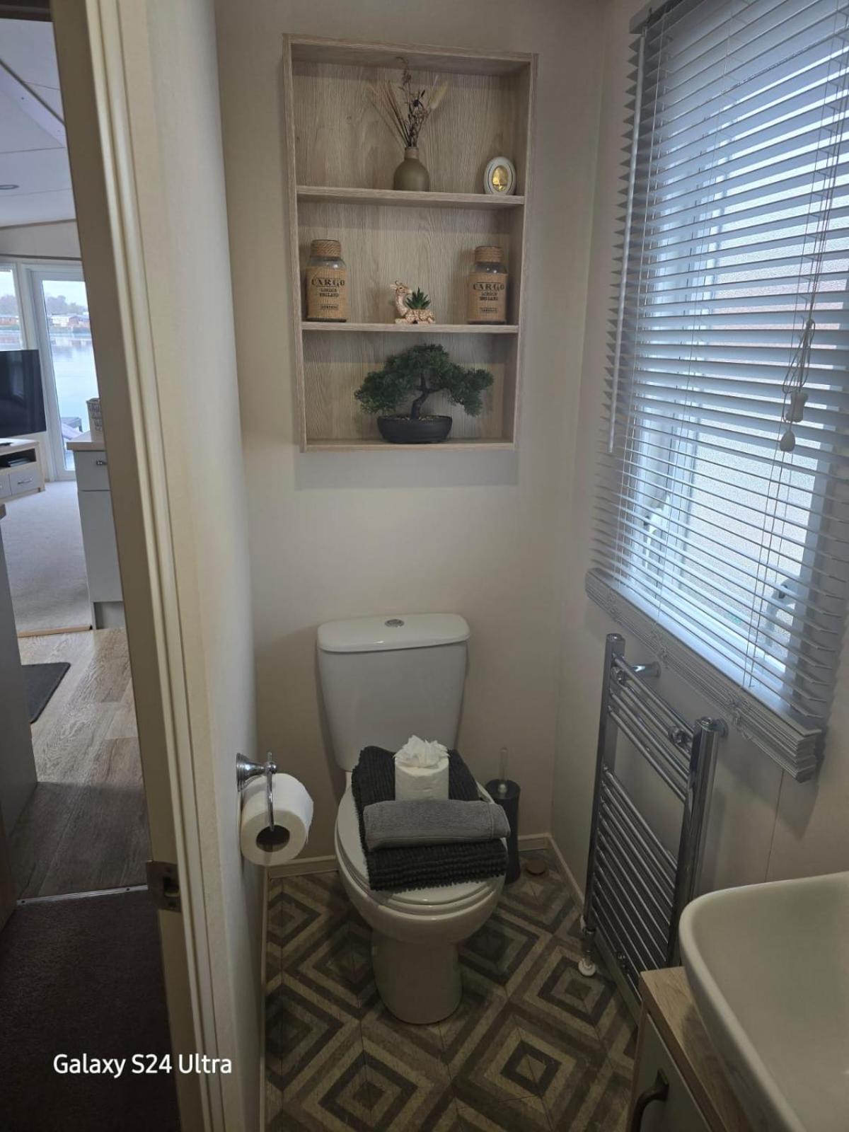 Lakeside Holiday Home With Hot Tub Tattershall Esterno foto