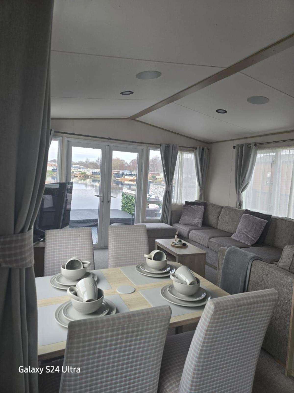 Lakeside Holiday Home With Hot Tub Tattershall Esterno foto