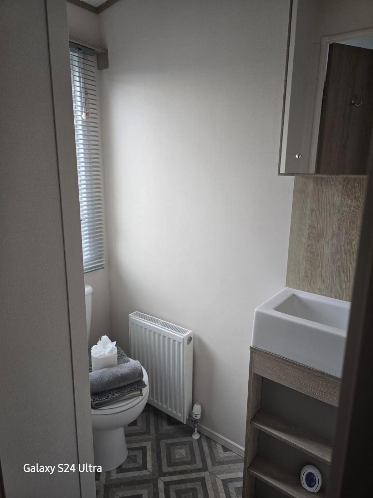 Lakeside Holiday Home With Hot Tub Tattershall Esterno foto