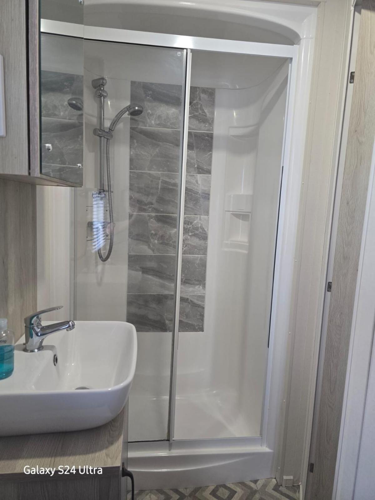 Lakeside Holiday Home With Hot Tub Tattershall Esterno foto