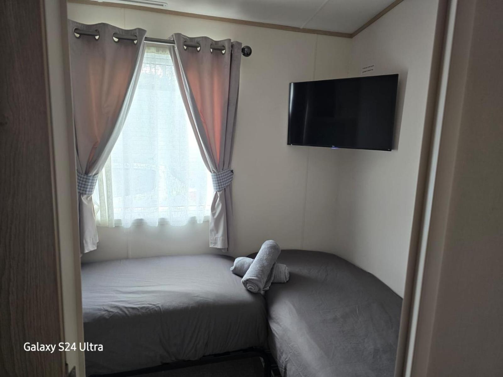 Lakeside Holiday Home With Hot Tub Tattershall Esterno foto