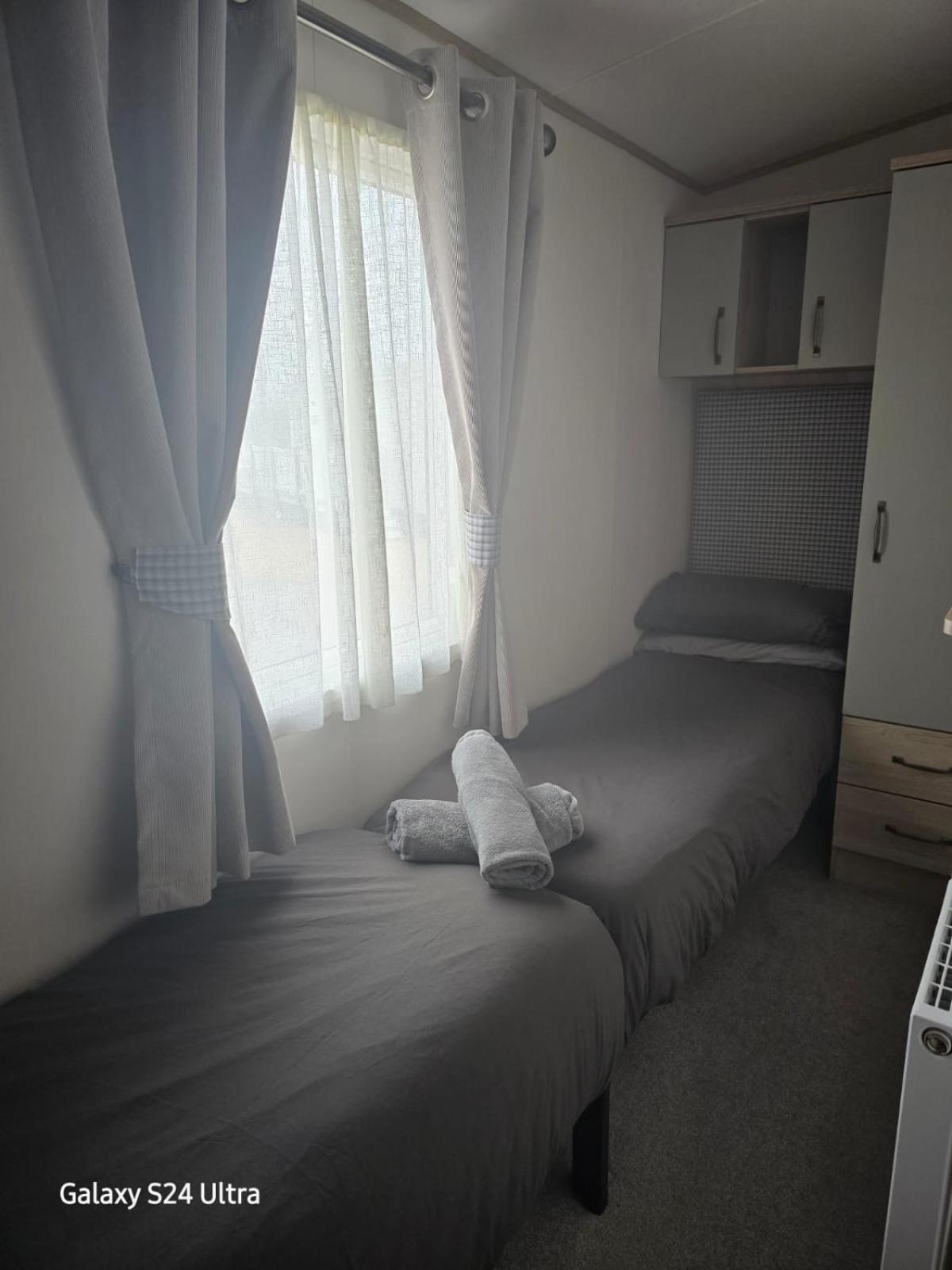 Lakeside Holiday Home With Hot Tub Tattershall Esterno foto