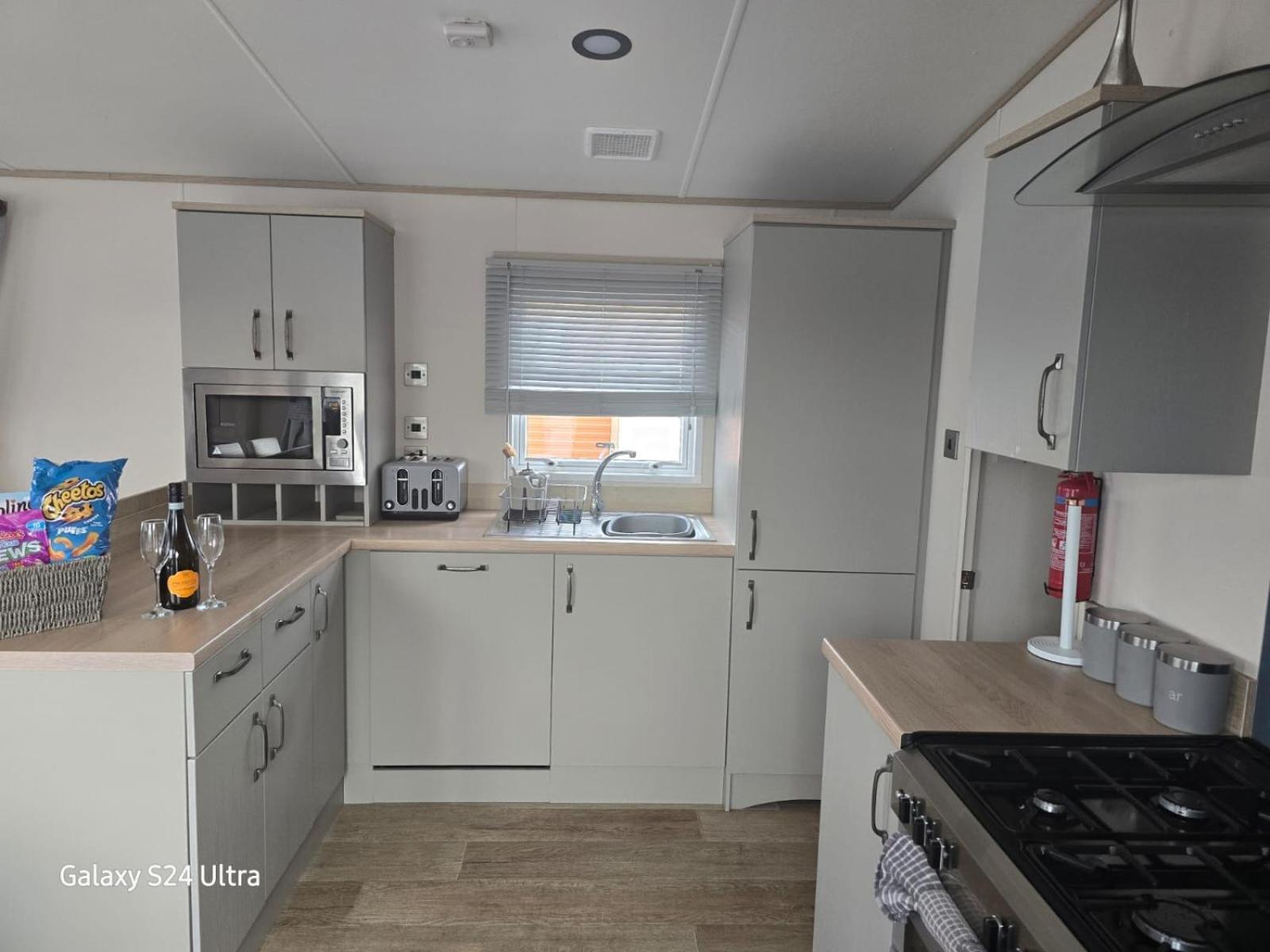 Lakeside Holiday Home With Hot Tub Tattershall Esterno foto