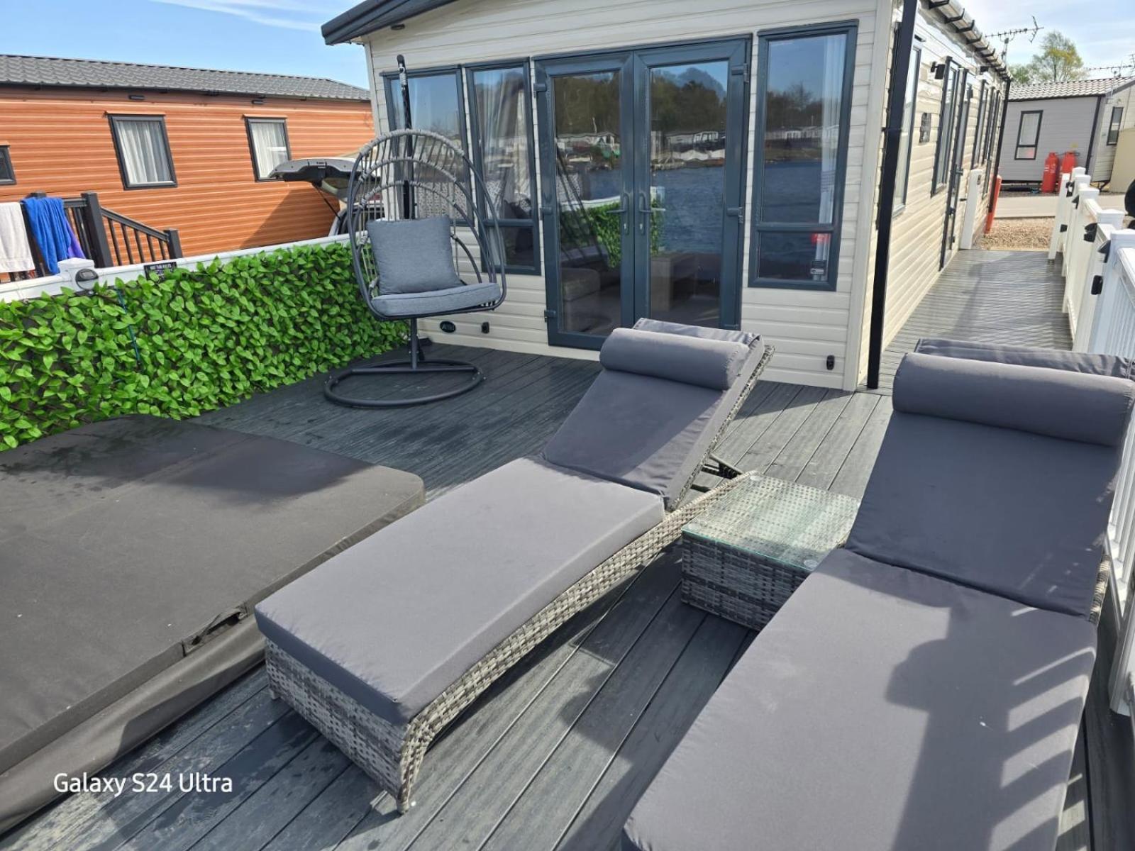 Lakeside Holiday Home With Hot Tub Tattershall Esterno foto